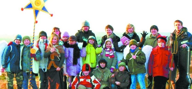 Dzieci ze szkoły muzycznej i zespół Shamrock podczas kręcenia wideoklipu w jeleniewskim kościółku