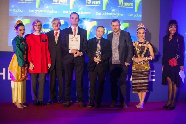 Nagrodę odebrali burmistrz Łęknicy Piotr Kuliniak (z dyplomem), koordynator projektu Dawid Śliwiński oraz producent Aleksander Żukowski.