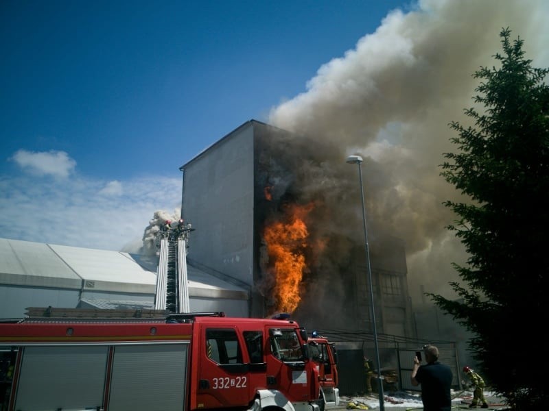 Trwa gaszenie pożaru w Koszalinie