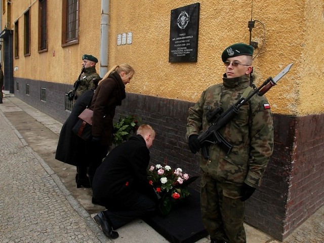 Tablicę odsłoniły dzieci pułkownika Jarosława I Małgorzaty Korpalów - Agnieszka i Bogusz