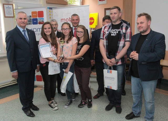 Pierwsze miejsce w regionalnym Turnieju Bezpieczeństwa Ruchu Drogowego zajęły gimnazjalistki z gminy Przyłęk.