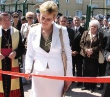 Małgorzata Cieśluk, burmistrz Lipska przecina wstęgę