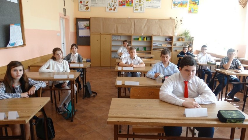 Uczniowie Szkoły Podstawowej w Miąsowej podczas sprawdzianu