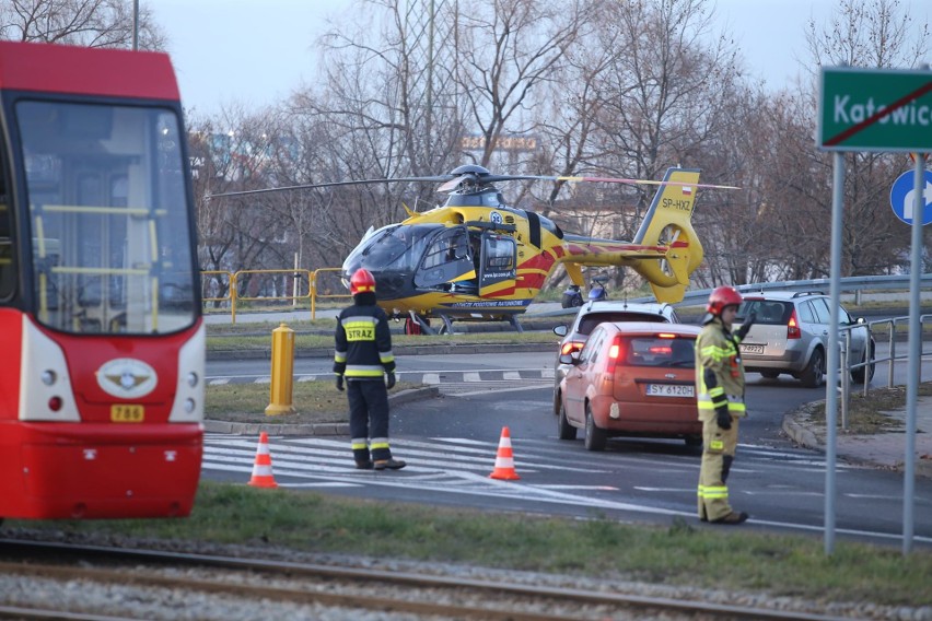 Tragiczny wypadek w Katowicach. Na Gliwickiej zginęła 59-letnia kobieta po zderzeniu z tramwajem. Ratownik apeluje na Facebooku: Pomagajcie!