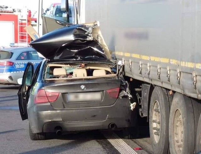 Tragiczny wypadek na A4 pod Wrocławiem. BMW wbiło się w tira, nie żyje pasażer auta osobowego