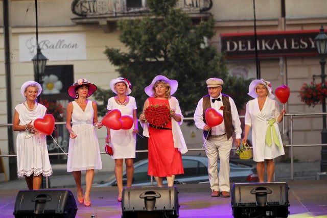 "Dar serca" - takie było motto koncertu charytatywnego na Rynku Górnym w Wieliczce. Podczas spotkania odbył się m.in. pokaz mody pod hasłem "Stylowi seniorzy". Dochód z koncertu zostanie przekazany na leczenie Karoliny, chorującej na chłoniaka