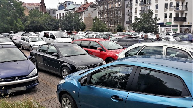 Parking przy ul. Grunwaldzkiej w Koszalinie - tu według koncepcji przygotowanej w koszalińskim ratuszu ma powstać parking wielopoziomowy. Nie ma jednak konkretnych terminów realizacji