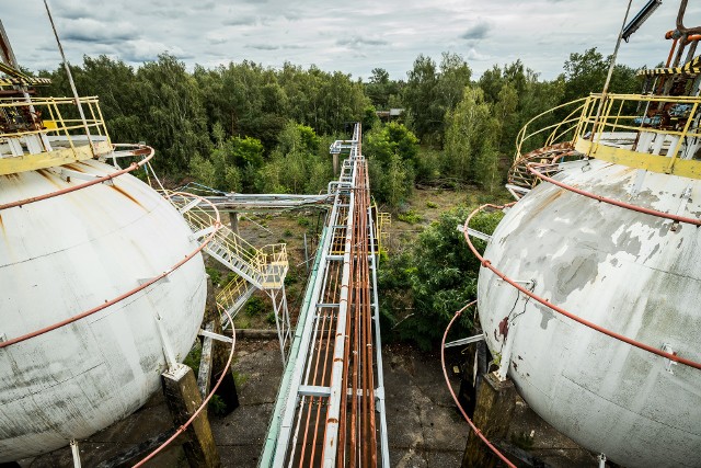 Cztery potężne zbiorniki na propylen wraz z instalacjami, wkrótce pójdą na złom. To kolejna rozbiórka obiektów byłego Zachemu. Wkrótce zniknie też charakterystyczny łącznik przy bramie wjazdowej od strony ul. Wojska Polskiego.Przesuń zdjęcie gestem lub naciśnij strzałkę w prawo