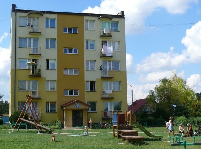 Kolejka linowa przeszkadza kilku mieszkańcom tego bloku numer 15 na osiedlu Brożka.