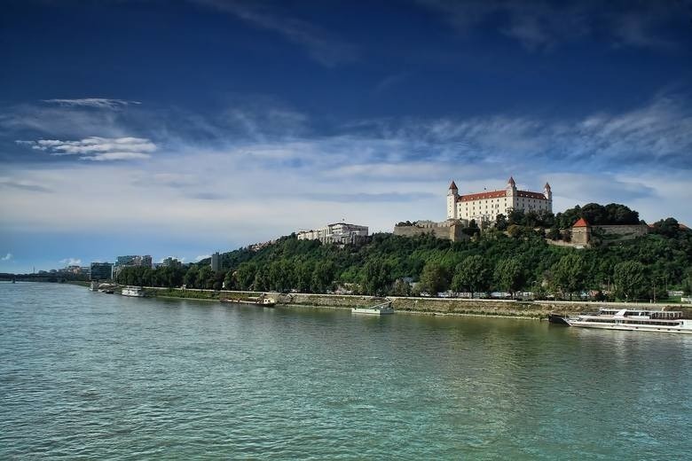 Pociąg jadący z Wodzisławia Śl. do Budapesztu przejeżdża...