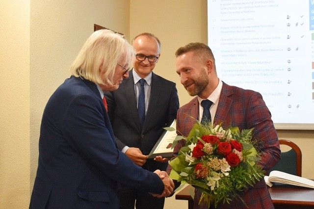 Dr Jacek Pierzak (z lewej) odebrał tytuł Honorowego Obywatela Miasta SławkowaZobacz kolejne zdjęcia/plansze. Przesuwaj zdjęcia w prawo naciśnij strzałkę lub przycisk NASTĘPNE