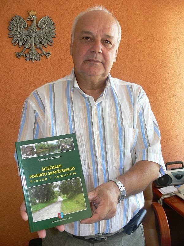 Starosta skarżyski Jerzy Żmijewski prezentuje nowo wydaną drugą część przewodnika turystycznego po powiecie skarżyskim. 