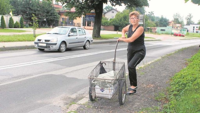 Zofia Sowa z osiedla Kąty narzeka na brak chodników. Aby dotrzeć do domu, musi iść poboczem