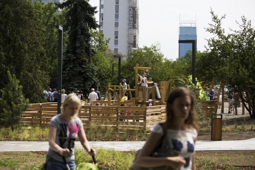 Skwer Eilego wzbogacił się o nowe drzewa oraz trawniki