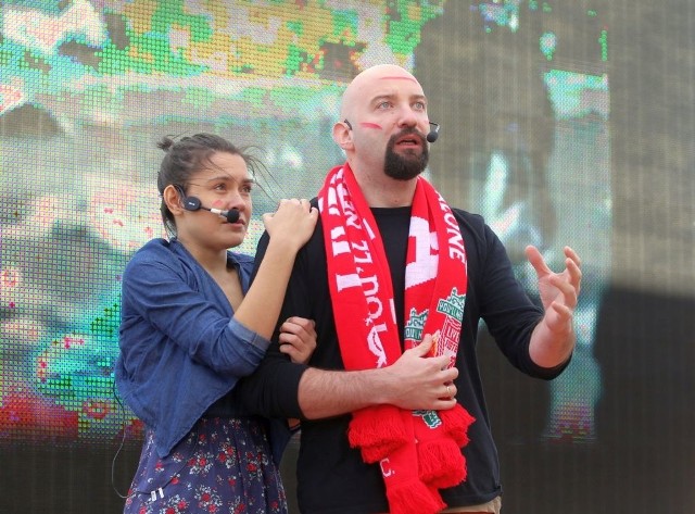 Kamila Puchalska i Piotr Rutkowski w jednej ze scen spektaklu na stadionie Chojniczanki.