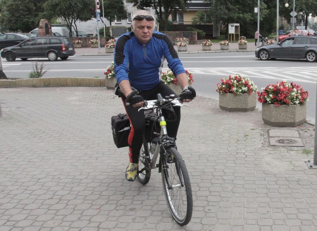 -Od czterech lat nie zsiadam z roweru &#8211; mówi Jarosław Radzimierski, którego spotkaliśmy na ulicy Żeromskiego. - Tygodniowo robię po tysiąc kilometrów. Jestem po dwóch zawałach, więc lekarz zalecił mi ruch. Polecam gorąco, jazda na rowerze to super sprawa.