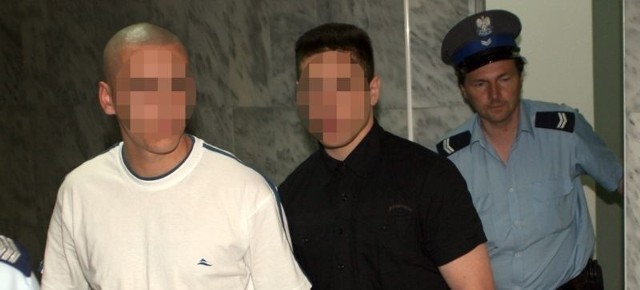 Ostatecznie Krzysztof T. (w białej koszulce) skazany został na 6,5 roku, Oktawiusz A. na siedem lat więzienia.