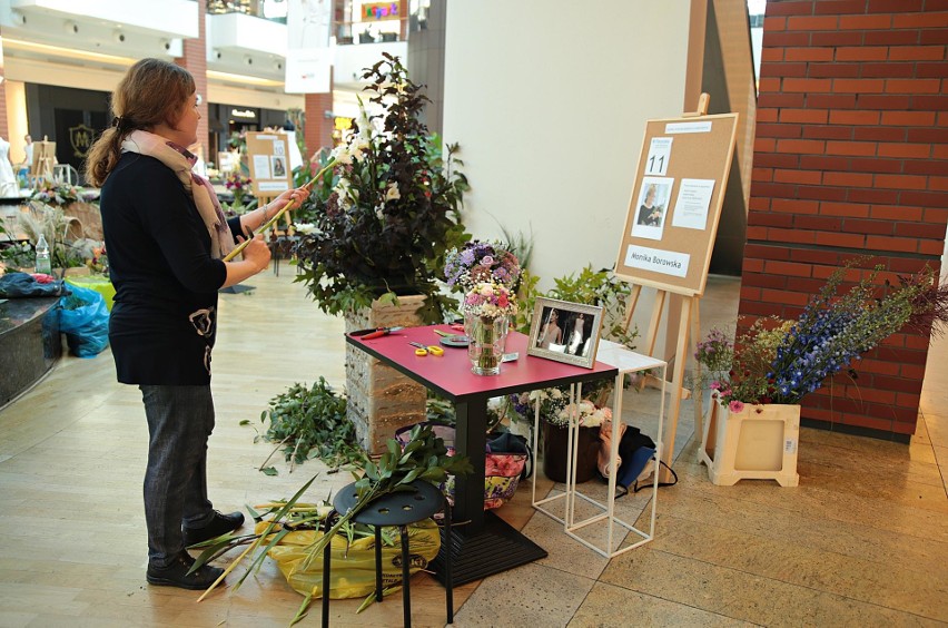 Kraków. Studenci zdają egzamin w galerii układając kwiaty [ZDJĘCIA]