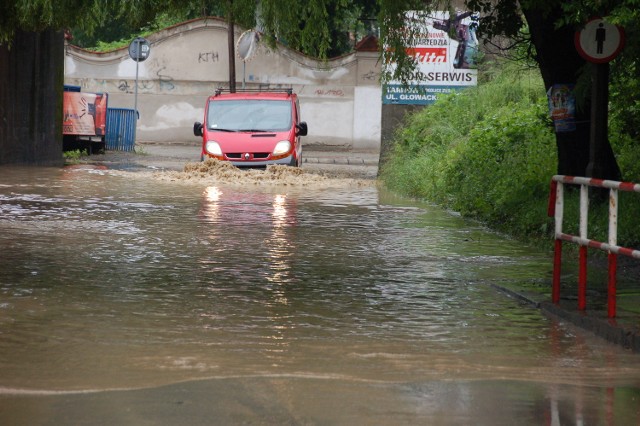 Z powodu niedrożnego odpływu na Tuchowskiej kierowcy musieli już nieraz brnąć przez wodę