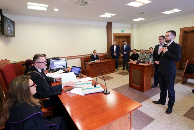 Polityczna wojna przeniosła się na razie do sądu. W piątek jako świadkowie zostali wezwani (stoją od lewej) Piotr Jankowski, Henryk Dębowski, Tomasz Madras i Adam Poliński.