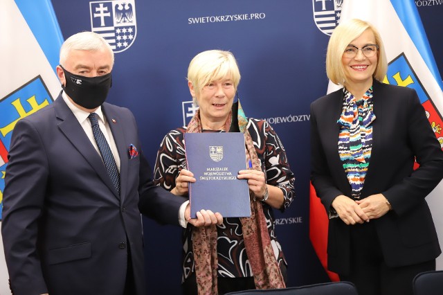 Umowę z rąk marszałka Andrzeja Bętkowskiego i wicemarszałek Renaty Janik odbiera Małgorzata Barkiewicz, dyrektor Szkoły Podstawowej w Bolminie, w gminie Chęciny.