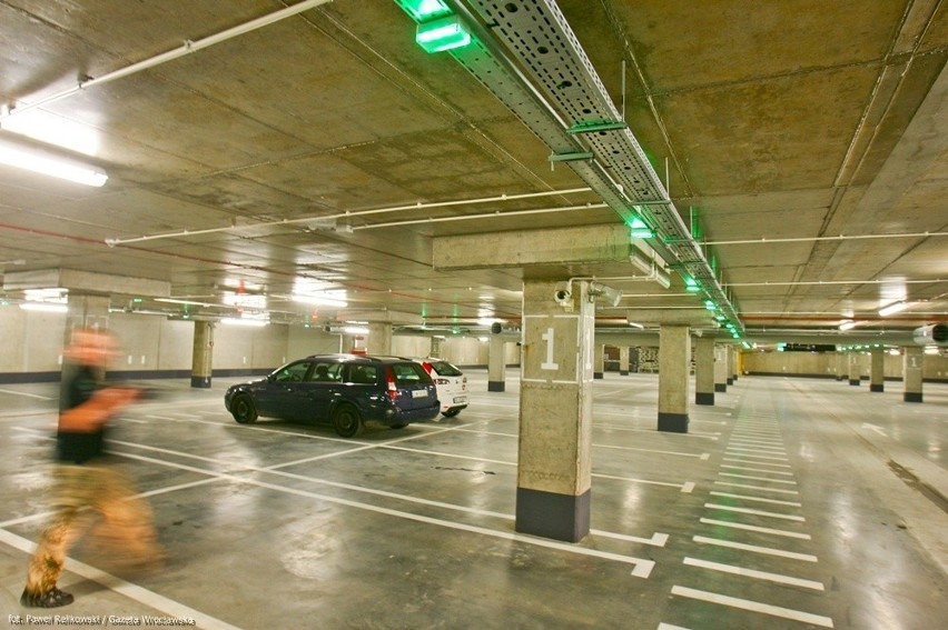Wrocław: Parking pod placem Nowy Targ otwarty. Na razie jest darmowy (ZDJĘCIA)