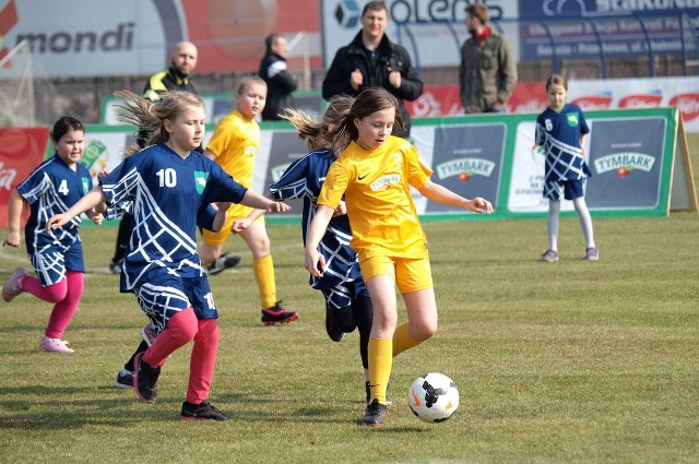 W turnieju dziewcząt U-10 najlepiej grała Szóstka Inowrocław (żółte stroje)