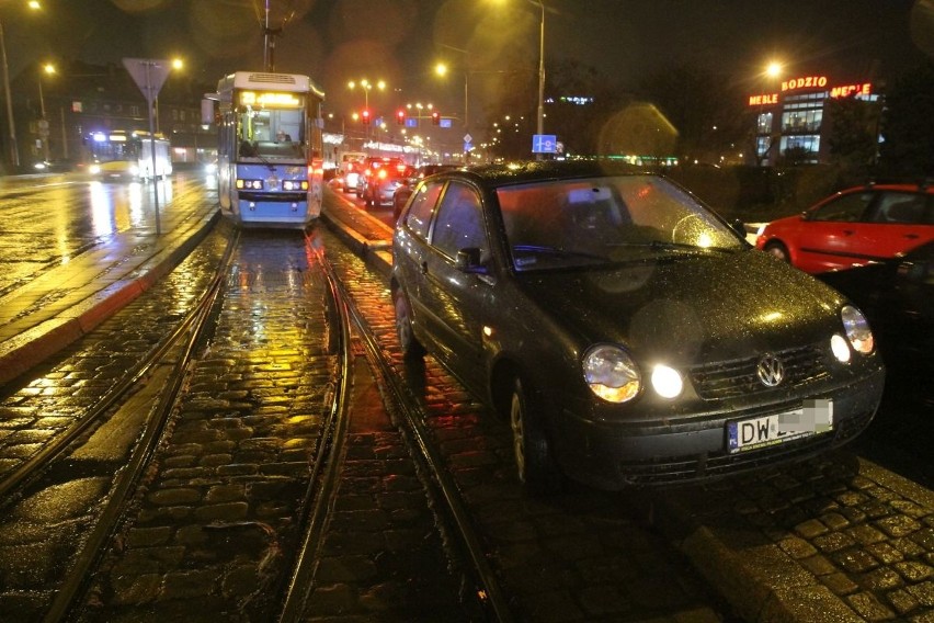 Kobieta w VW zablokowała wjazd na pętlę tramwajową