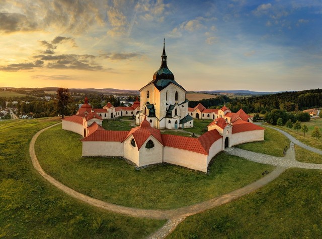 Kościół św. Jana Nepomucena przywita wiernych po remoncieWpisany na listę UNESCO kościół pielgrzymkowy św. Jana Nepomucena na Zielonej Górze w mieście Žďár nad Sázavou otworzy w tym roku swe podwoje po trzyletnim remoncie.  Kościół jest dziełem genialnego architekta Jana Błażeja Santiniego, należy do najznamienitszych budowli barokowych na terenie Czech.