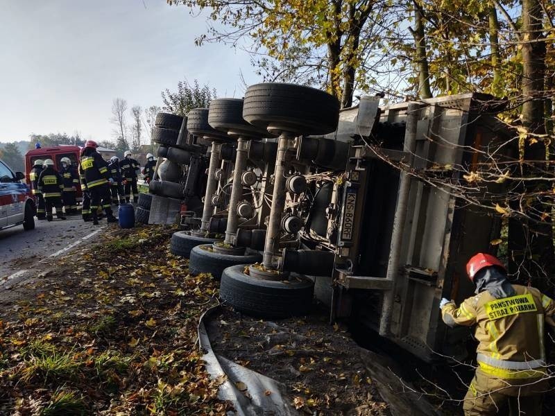 Trzycierz. Wielka ciężarówka wypadła z górskiej drogi i wywróciła się