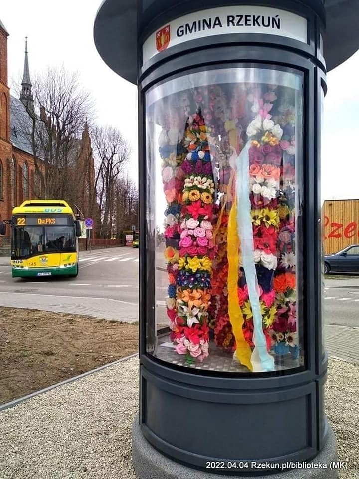 Rzekuń. Kurpiowskie palmy wielkanocne w gablocie w centrum Rzekunia. 5.04.2022. Zdjęcia