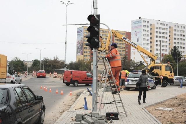 Tymczasowa sygnalizacja pokieruje ruchem na newralgicznym skrzyżowaniu Wiejskiej z innymi ulicami.  Policjanci, którzy do tej pory rozładowywali tu korki w godzinach szczytu, muszą pokierować ruchem przy cmentarzach.