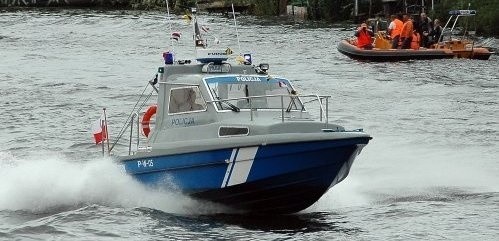 Szczecin: Policjanci uratowali załogę jachtu, który przewrócił się na jeziorze Dąbie