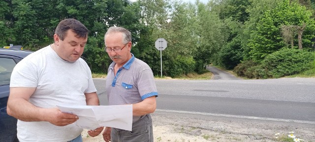 Sołtys Grzegorz Klimas z mieszkańcem Wiesławem Klimasem rozmawiają o budowie chodnika i przebudowie skrzyżowania