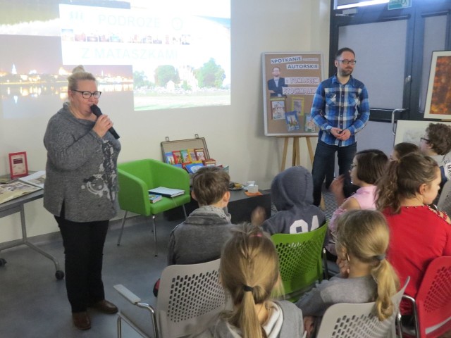 Uczniowie klas piątych Szkoły Podstawowej nr 2 w Wąbrzeźnie spotkali się w bibliotece z Tomaszem Stochmalem, autorem książki "Mataszkowie na ziemi wąbrzeskiej".Emerytury dla matek. Sprawdź, o co w tym chodzi!