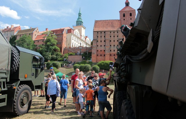 Grudziądz ma silne tradycje wojskowe. Podczas święta, w czwartek 15 sierpnia żołnierze wyszli z jednostek  do mieszkańców. Przygotowano militarny festyn na Błoniach Nadwiślańskich gdzie zobaczyć można było sprzęt wojskowy oraz zasiąść za kierownicami pojazdów i postrzelać na symulatorze.