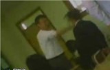 Nauczyciel bije uczennice pięścią, podczas zajęć (wideo)