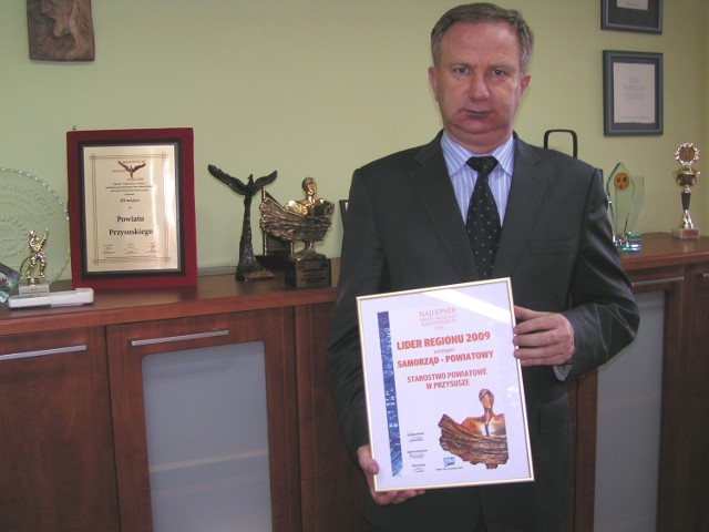 Starosta Marian Niemirski otrzymał między innymi nagrodę dla powiatu - Lidera Regionu, w konkursie organizowanym przez "Echo Dnia&#8221;.