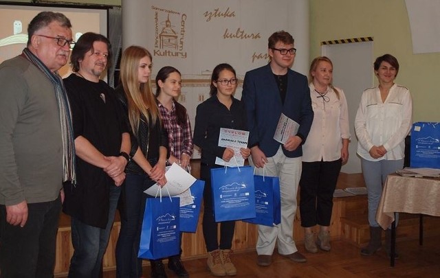 Laureaci konkursu poetyckiego wraz z Adamem Ochwanowskim, Wojciechem Jurewiczem i Iwoną Senderowską.