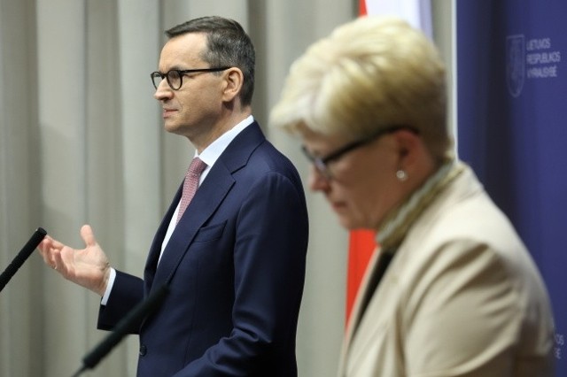 Premier Mateusz Morawiecki i premier Litwy Ingrida Simonyte podczas konferencji prasowej w Wilnie.