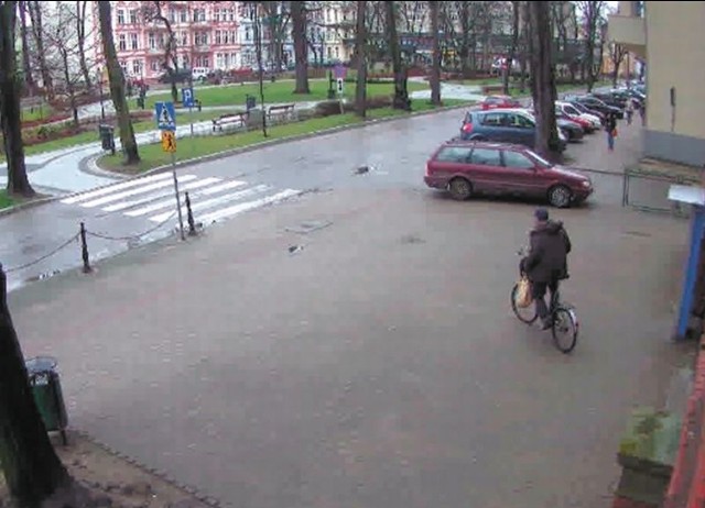 Ten mężczyzna ukradł rower oparty o ścianę budynku w centrum Ełku. Nie wiedział, że kradzież została nagrana.