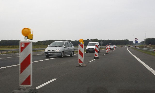 Szczecin/Gorzów: Trudniej na ekspresowej &quot;trójce&quot;Węzeł Klucz. Przy zjeździe wykonawca kładzie nową nawierzchnię asfaltu. Nie wytrzymała dwóch lat eksploatacji.