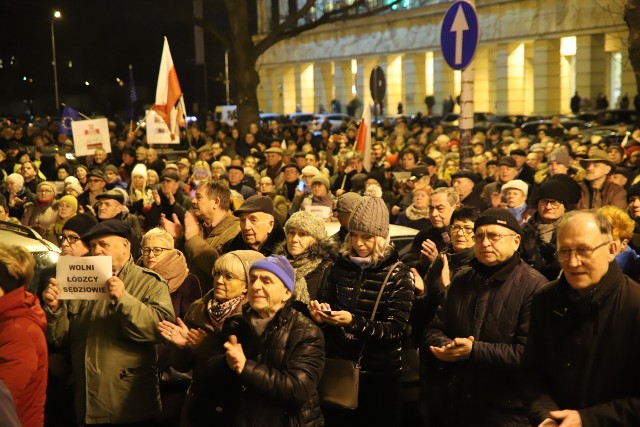 Łodzianie protestowali przed gmachem sądu