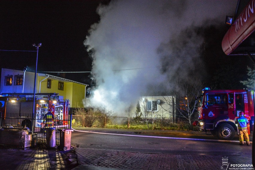 Pożar domu w Tarnobrzegu. Cztery zastępy straży pożarnej zadysponowane do działań ratowniczo-gaśniczych