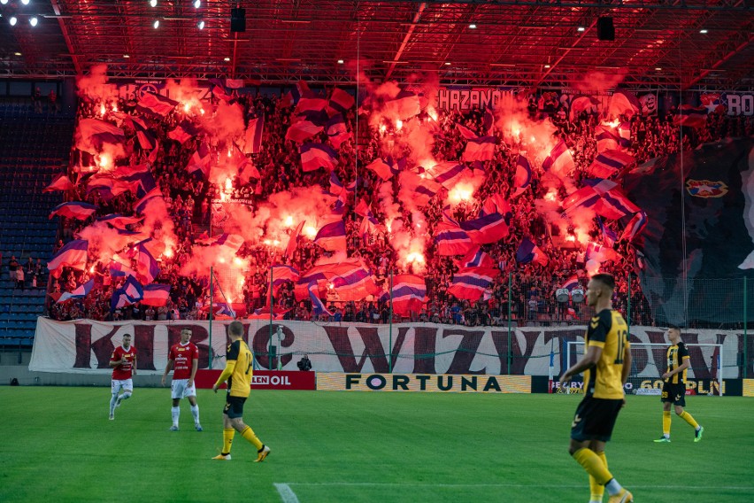 Wisła Kraków. Było gorąco na trybunach. Kibice „Białej Gwiazdy” na meczu z GKS-em Katowice ZDJĘCIA