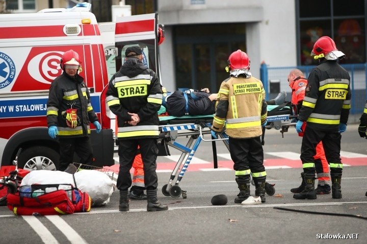 Wypadek w Stalowej Woli. Potrącony przez samochód rowerzysta doznał poważnego urazu głowy [ZDJĘCIA]