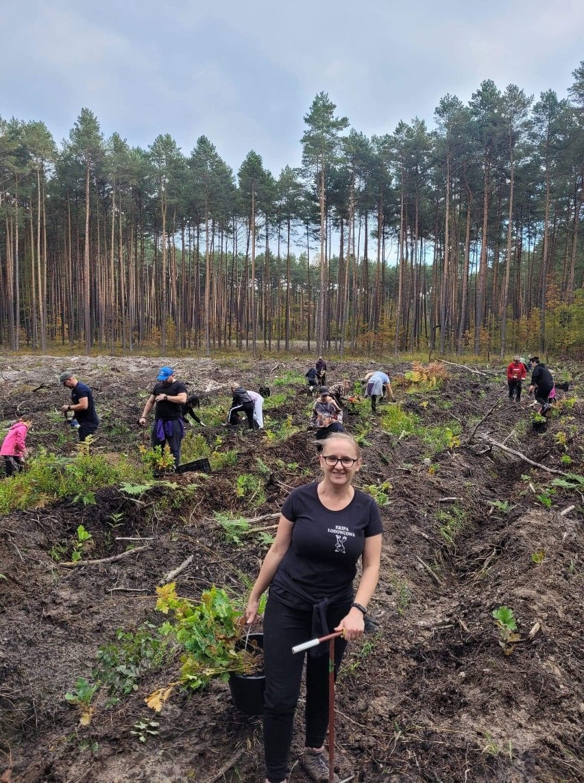 Ekipa Lodowcowa z Szydłowca sadziła drzewa w Sadku. Akcja cieszyła się dużym zainteresowaniem dorosłych i dzieci. Zobacz zdjęcia