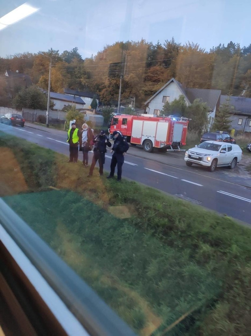 Śmiertelne potrącenie człowieka na torach pomiędzy Rumią a Redą 23.10.2020 r. Utrudnienia w ruchu SKM. Jeden tor zablokowany