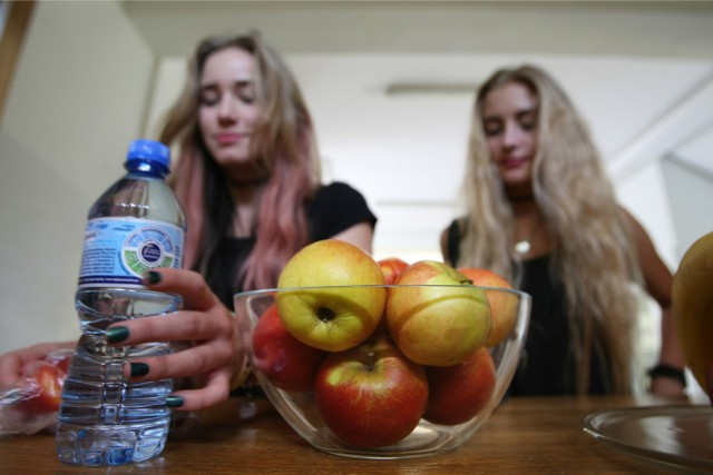 Autorzy ustawy zakazującej sprzedaży śmieciowego jedzenia w sklepikach szkolnych wyszli z założenia, że prawidłowe nawyki żywieniowe trzeba kształtować od dzieciństwa