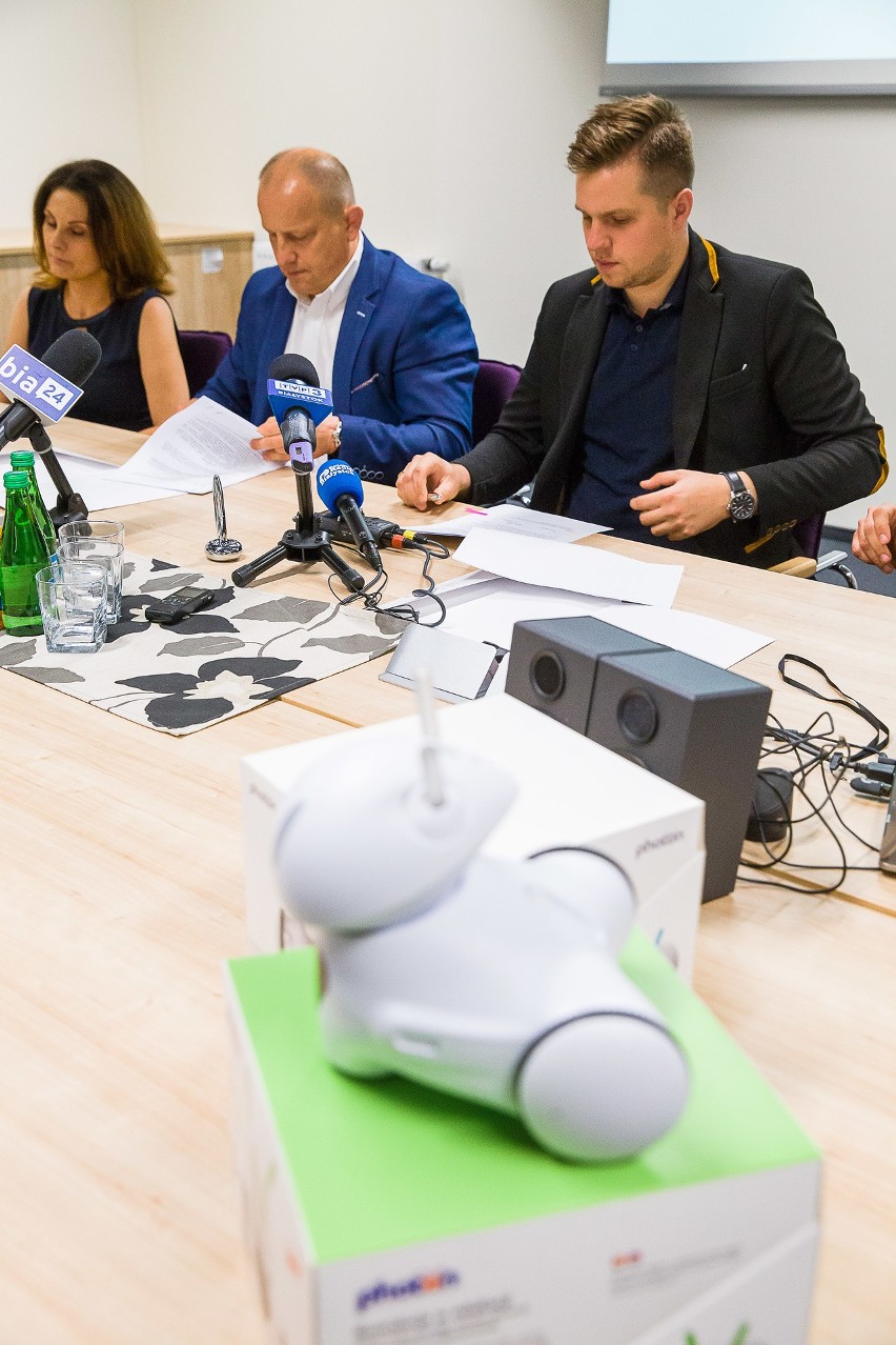 Photon - robot dla dzieci - będzie szedł w świat ze stadionu w Białymstoku